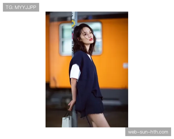 杜丽这张街拍有意思——手里是菜篮，腕上那块表像两个世界在抢镜